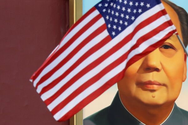 Uma bandeira dos EUA flutua em frente a um retrato do ex-presidente chinês, Mao Tsé-Tung, no portão da Praça da Paz Celestial durante a visita do presidente dos EUA, Donald Trump a Pequim, 8 de novembro de 2017. - Sputnik Brasil