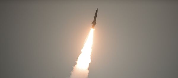 Lançamento de um míssil russo do complexo tático Tochka - Sputnik Brasil