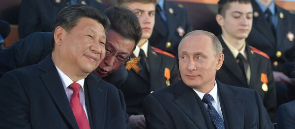 O presidente da China, Xi Jinping, e o presidente da Rússia, Vladimir Putin, na Parada da Vitória. - Sputnik Brasil