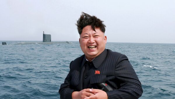 Kim Jong-un, durante teste com submarino da Coreia do Norte. - Sputnik Brasil