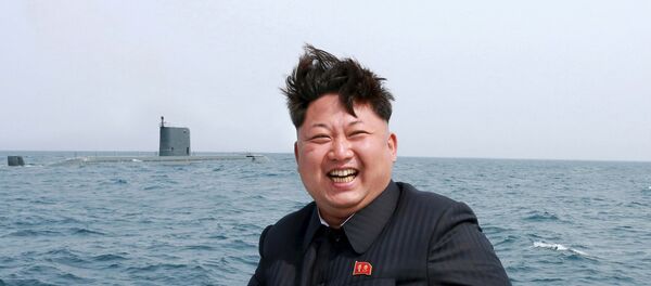 Kim Jong-un, durante teste com submarino da Coreia do Norte. - Sputnik Brasil