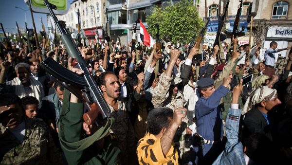 Rebeldes houthis protestam contra os ataques da coalizão liderada pela Arábia Saudita no Iêmen - Sputnik Brasil