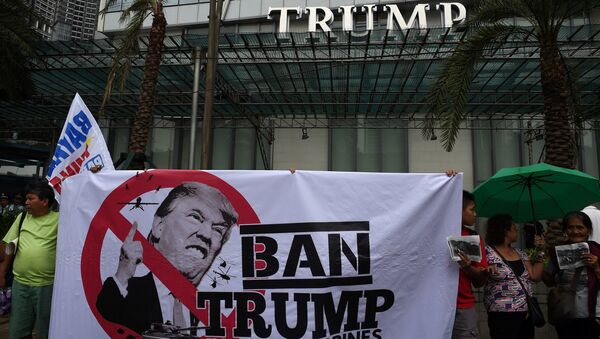 Pessoas protestam contra visita do presidente estadunidense, Donald Trump, às Filipinas - Sputnik Brasil