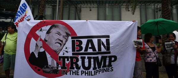 Pessoas protestam contra visita do presidente estadunidense, Donald Trump, às Filipinas - Sputnik Brasil