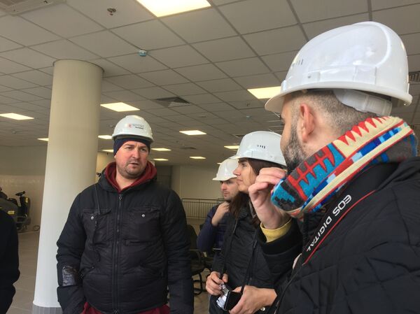 O chefe do Departamento de Construção da filial da empresa Crocus Group, Oleg Fedorin, fala com os jornalistas - Sputnik Brasil