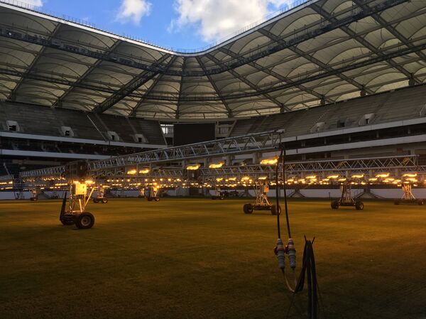 O relvado no novo estádio de Rostov cresce debaixo de fito-lâmpadas - Sputnik Brasil