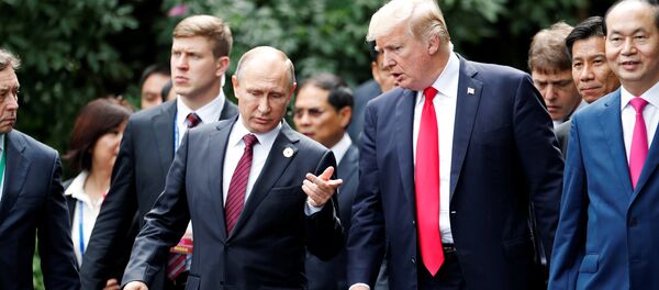 Vladimir Putin e Donald Trump falam durante cúpula da APEC, Danang, Vietnã, 11 de novembro de 2017 - Sputnik Brasil