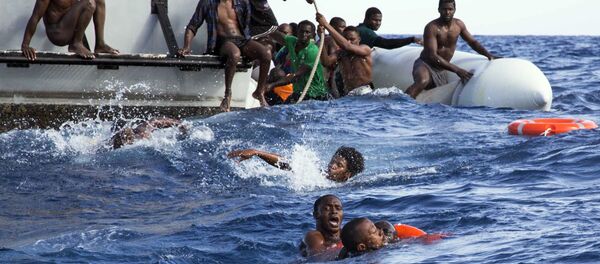 Resgate de migrantes na costa da Líbia - Sputnik Brasil