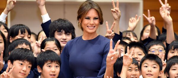 Melania Trump com alunos de uma escola primária em Tóquio - Sputnik Brasil
