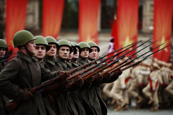 Marcha dedicada ao 76º aniversário da parada militar de 1941 na Praça Vermelha em Moscou - Sputnik Brasil