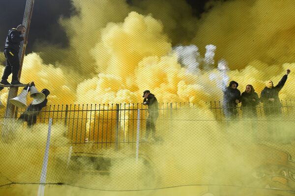 Torcida do clube de futebol grego Aris antes de jogo com Boca Juniors argentino em Tessalônica - Sputnik Brasil