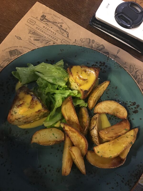 Cotletas (bolinhos) de lúcio com molho de queijo, batatinhas crocantes e salada no restaurante Pauling - Sputnik Brasil