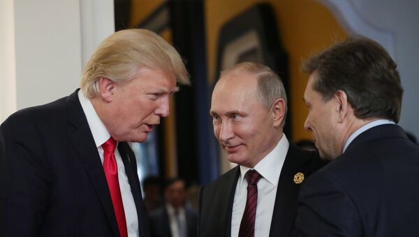 Presidente russo, Vladimir Putin, e presidente norte-americano, Donald Trump, na cúpula da APEC no Vietnã - Sputnik Brasil