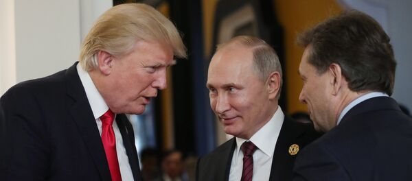 Presidente russo, Vladimir Putin, e presidente norte-americano, Donald Trump, na cúpula da APEC no Vietnã - Sputnik Brasil