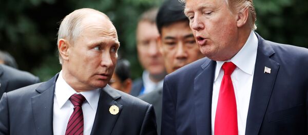 Presidente russo, Vladimir Putin, e seu homólogo norte-americano, Donald trump, durante a cúpula da APEC no Vietnã, 11 de novembro de 2017 - Sputnik Brasil