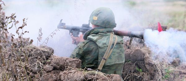 Um soldado dispara desde lança-foguete (imagem ilustrativa) Um soldado dispara desde lança-foguete (imagem ilustrativa) - Sputnik Brasil