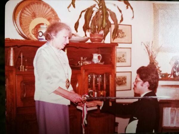 Condessa russa Dusya Lutsky de Tretyakov concede o título nobiliário a Luis Augusto Frappola Condessa russa Dusya Lutsky de Tretyakov concede o título nobiliário a Luis Augusto Frappola - Sputnik Brasil