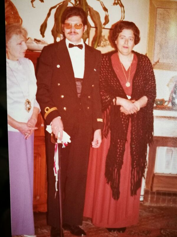 Luis Augusto Frappola (centro), mãe dele (à direita) e condessa russa Dusya Lutsky de Tretyakov (à esquerda) Luis Augusto Frappola (centro), mãe dele (à direita) e condessa russa Dusya Lutsky de Tretyakov (à esquerda) - Sputnik Brasil