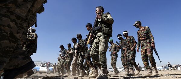 Militantes houthis recém-recrutados na capital iemenita Sanaa mobilizando mais combatentes para lutar contra as forças pró-governo em várias cidades do Iêmen, janeiro de 2017 - Sputnik Brasil