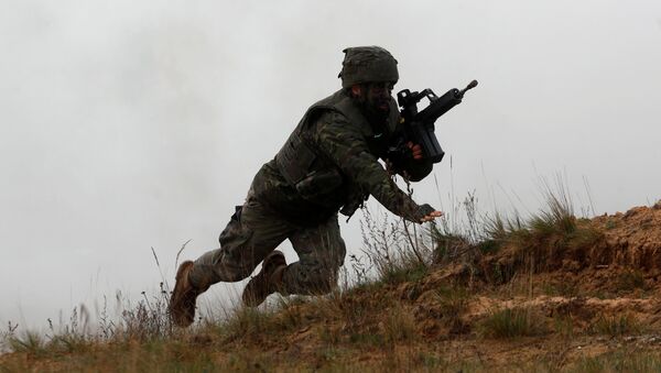 Soldado da OTAN durante manobras Silver Arrow 2017 na Letônia, 29 de outubro de 2017 - Sputnik Brasil