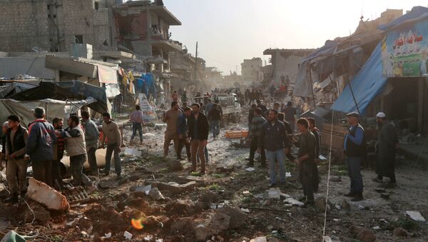 Sírios observam destroços provocados por ataque aéreo em Atareb, na província de Aleppo - Sputnik Brasil