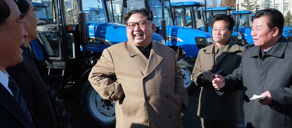 Kim Jong-un visita uma fábrica de tratores na Coreia do Norte - Sputnik Brasil