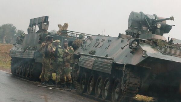 Militares cerca de Harare, capital de Zimbabue - Sputnik Brasil