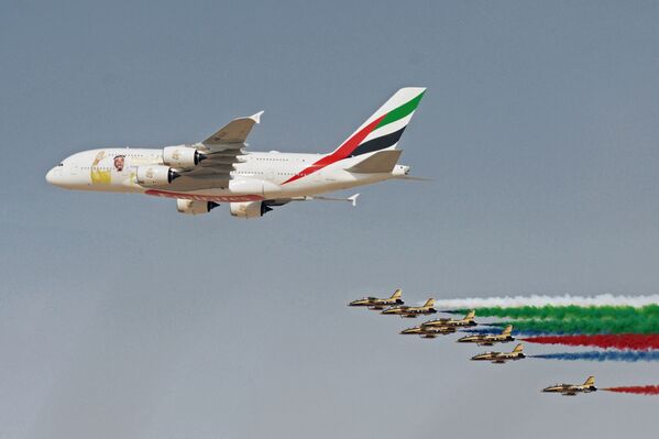 Avião Airbus A380-800 pintado em homenagem ao 100º aniversário do ex-presidente dos Emirados Árabes Unidos, xeique Khalifa ben Zayed Al-Nahyane, junto com o grupo de pilotagem Fursan Al Emarat no âmbito do Salão Aeroespacial Dubai Airshow 2017 - Sputnik Brasil