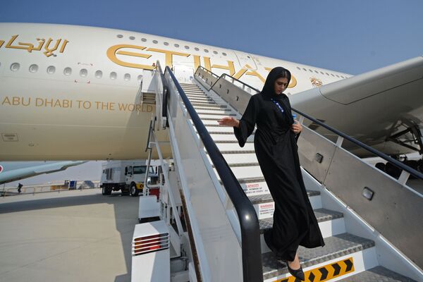 Mulher descendo de um avião durante o Salão Aeroespacial Internacional Dubai Airshow 2017 - Sputnik Brasil