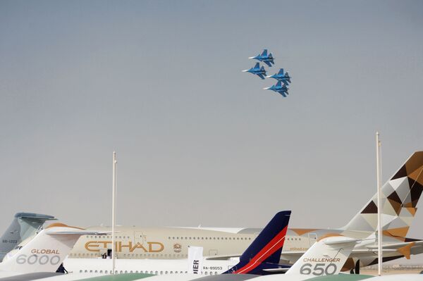 Pilotos do Russkie Vityazi, grupo de alta pilotagem da Força Aeroespacial da Rússia, apresentam-se em caças Su-30SM russos durante voo de demonstração no evento Dubai Airshow 2017, nos Emirados Árabes Unidos - Sputnik Brasil