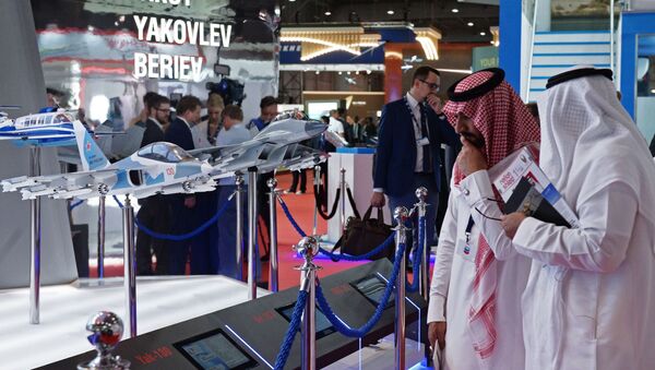 Visitantes conferem miniaturas dos aviões russos no stand da Força Aeroespacial da Rússia, durante o Salão Aeroespacial Dubai Airshow 2017, nos EAU - Sputnik Brasil