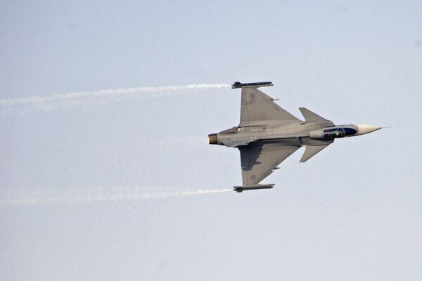 O caça multifuncional de 4ª geração sueco, Saab JAS 39 Gripen, durante um voo de demonstração no âmbito do evento Dubai Airshow 2017, nos Emirados Árabes Unidos - Sputnik Brasil