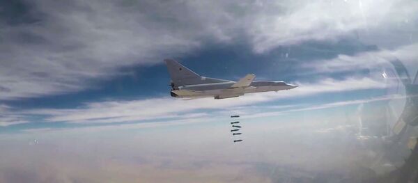 Bombardeiro Tu-22M3 da Força Aeroespacial da Rússia sobrevoando província síria de Deir ez-Zor - Sputnik Brasil