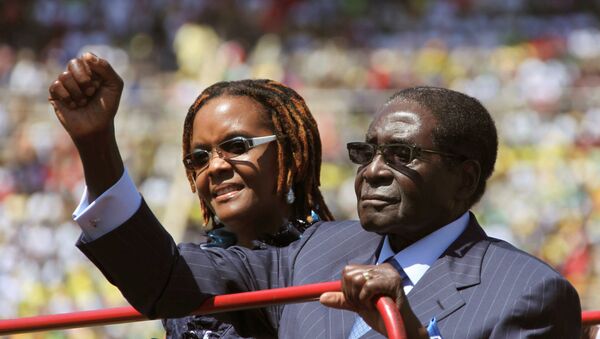 O presidente do Zimbábue, Robert Mugabe, e a mulher dele, Grace, são vistos durante a cerimônia de posse, em 22 de agosto de 2013 - Sputnik Brasil