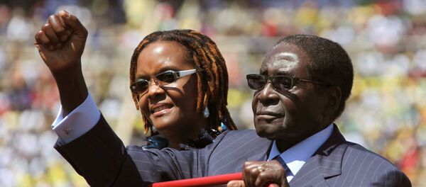 O presidente do Zimbábue, Robert Mugabe, e a mulher dele, Grace, são vistos durante a cerimônia de posse, em 22 de agosto de 2013 - Sputnik Brasil
