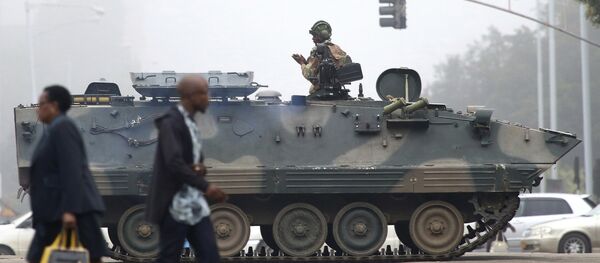 An armed soldier patrols a street in Harare, Zimbabwe, Wednesday, Nov. 15, 2017 An armed soldier patrols a street in Harare, Zimbabwe, Wednesday, Nov. 15, 2017 - Sputnik Brasil