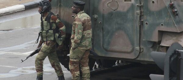 Soldados armados perto de um veículo blindado na capital do Zimbábue, Harare, 15 de novembro de 2017 - Sputnik Brasil