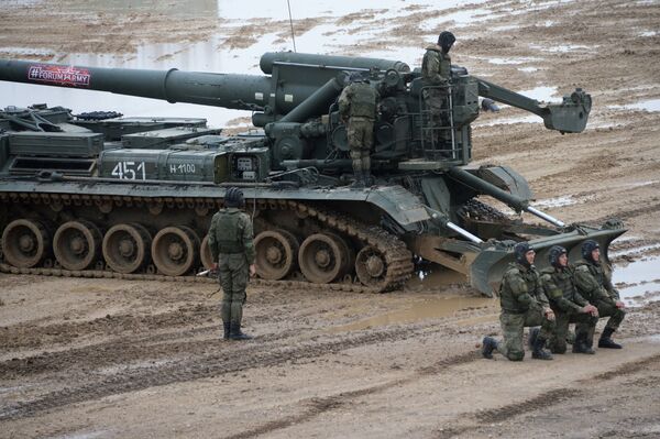 Militares perto de um canhão autopropulsado 2S7 Pion no âmbito da exposição técnico-militar EXÉRCITO 2017 - Sputnik Brasil