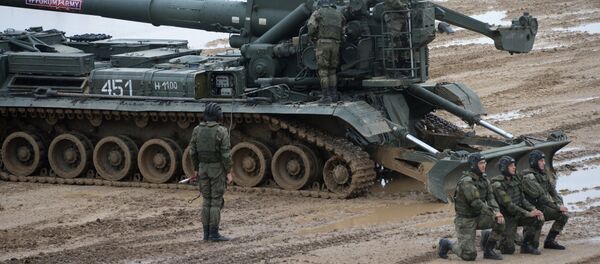 Militares perto de um canhão autopropulsado 2S7 Pion no âmbito da exposição técnico-militar EXÉRCITO 2017 - Sputnik Brasil