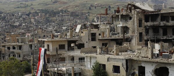 Bandeira nacional da Síria em um edifício danificado na cidade de Al-Zabadani, Síria - Sputnik Brasil