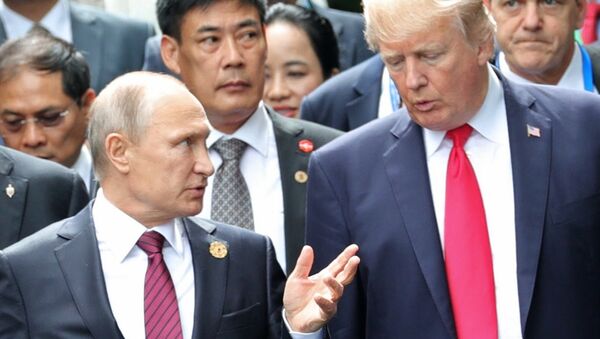 Presidente russo, Vladimir Putin, e seu homólogo norte-americano, Donald trump, durante a cúpula da APEC no Vietnã, 11 de novembro de 2017. - Sputnik Brasil
