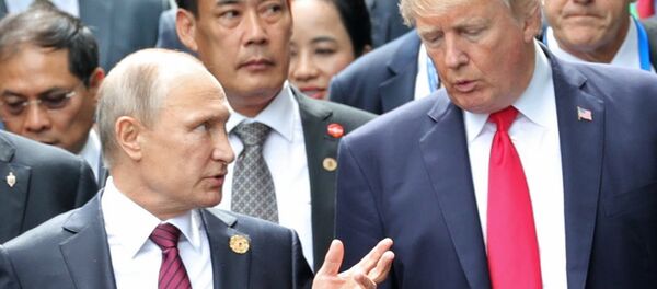 Presidente russo, Vladimir Putin, e seu homólogo norte-americano, Donald trump, durante a cúpula da APEC no Vietnã, 11 de novembro de 2017. - Sputnik Brasil