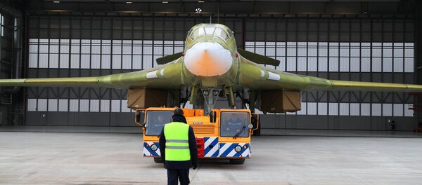 Rebocagem do bombardeiro estratégico modernizado Tu-160M2 à pista de decolagem em Kazan - Sputnik Brasil