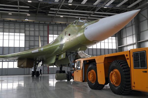 Rebocagem do bombardeiro estratégico modernizado Tu-160M2 à pista de decolagem em Kazan - Sputnik Brasil