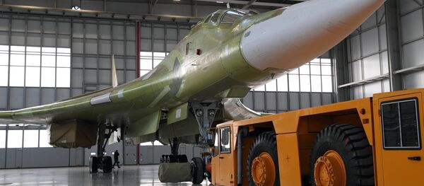 Rebocagem do bombardeiro estratégico modernizado Tu-160M2 à pista de decolagem em Kazan - Sputnik Brasil