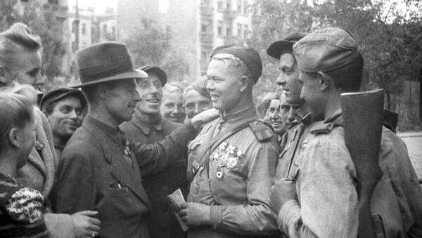 Cidadãos de Lublin e soldados do exército soviético em uma das ruas da cidade polonesa, 1941-1945 - Sputnik Brasil