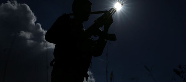 Soldado do exército sírio com arma na mão na província síria de Quneitra, 4 de novembro de 2017 Soldado do exército sírio com arma na mão na província síria de Quneitra, 4 de novembro de 2017 - Sputnik Brasil