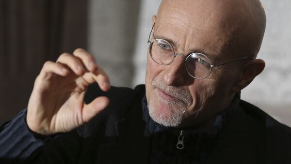 Professor Sergio Canavero gestures as he speaks to the media during a press conference in Glasgow, Scotland, Friday Nov. 18, 2016 - Sputnik Brasil