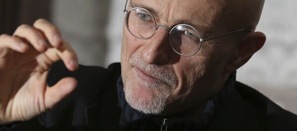 Professor Sergio Canavero gestures as he speaks to the media during a press conference in Glasgow, Scotland, Friday Nov. 18, 2016 - Sputnik Brasil