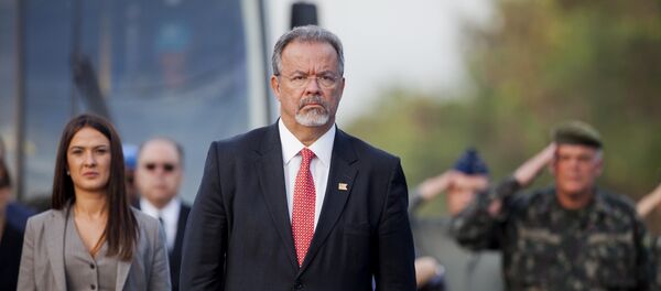 O ministro da Defesa do Brasil, Raul Jungmann, é visto quando o hino nacional brasileiro é interpretado durante cerimônia que marcou o fim oficial da missão pacificadora do Brasil no Haiti - Sputnik Brasil